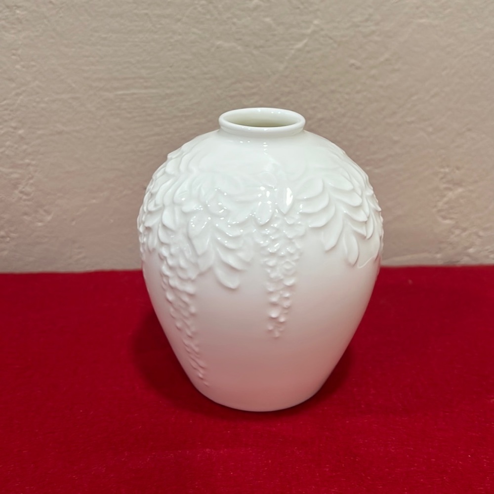 Noritake ivory colored 5” bud vase vine leaf embedded and embossed